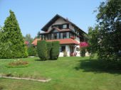 Apartman sa velikim uređenim dvorištem